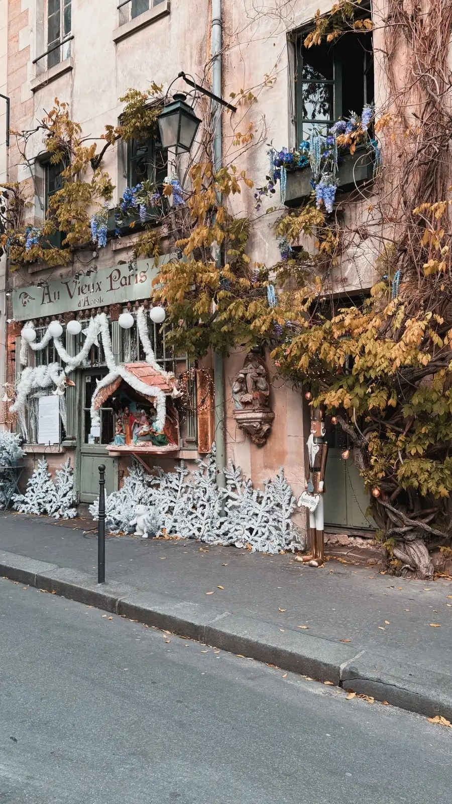 Best Christmas Lights in Paris: Au Vieux Paris d'Arcole