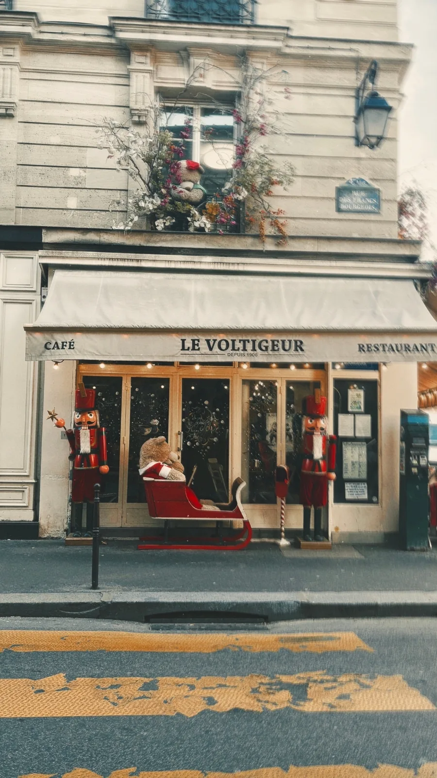 Christmas Decorations in Paris: Coffee Shops and Brasseries