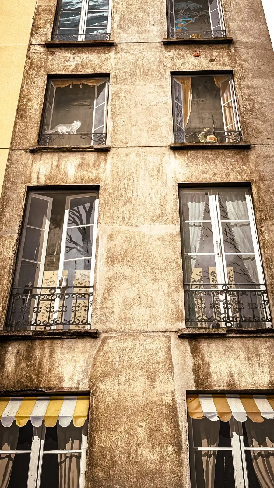 29 rue Quincampoix, Paris's Secret Fake Painted Windows - best hidden gems in paris - fausses facades paris chatelet beaubourg centre georges pompidou photos