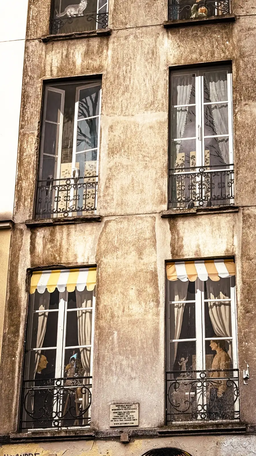 29 rue Quincampoix, Paris's Secret Fake Painted Windows - best hidden gems in paris - fausses facades paris chatelet beaubourg centre georges pompidou photos