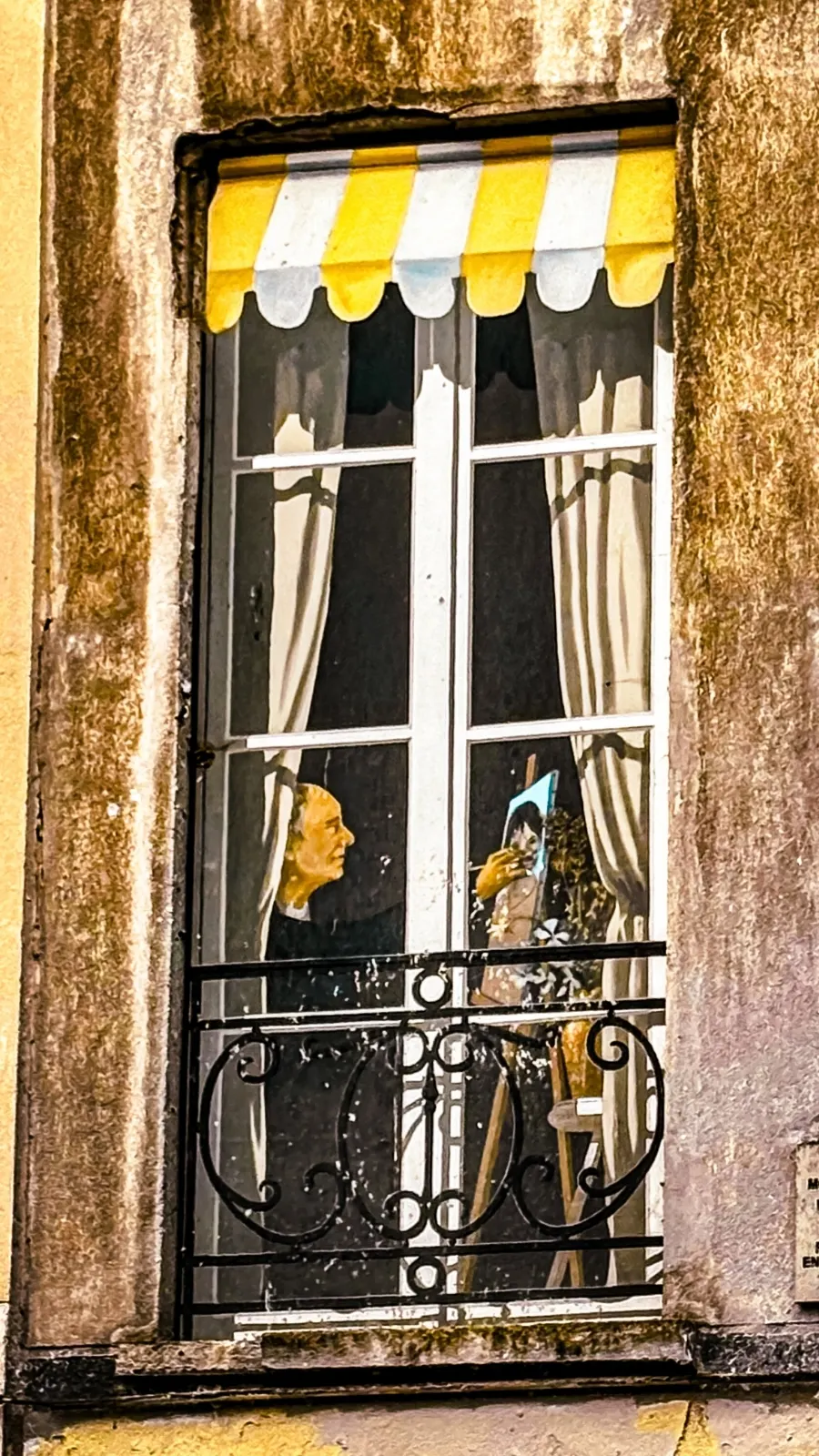 29 rue Quincampoix, Paris's Secret Fake Painted Windows - best hidden gems in paris - fausses facades paris chatelet beaubourg centre georges pompidou photos