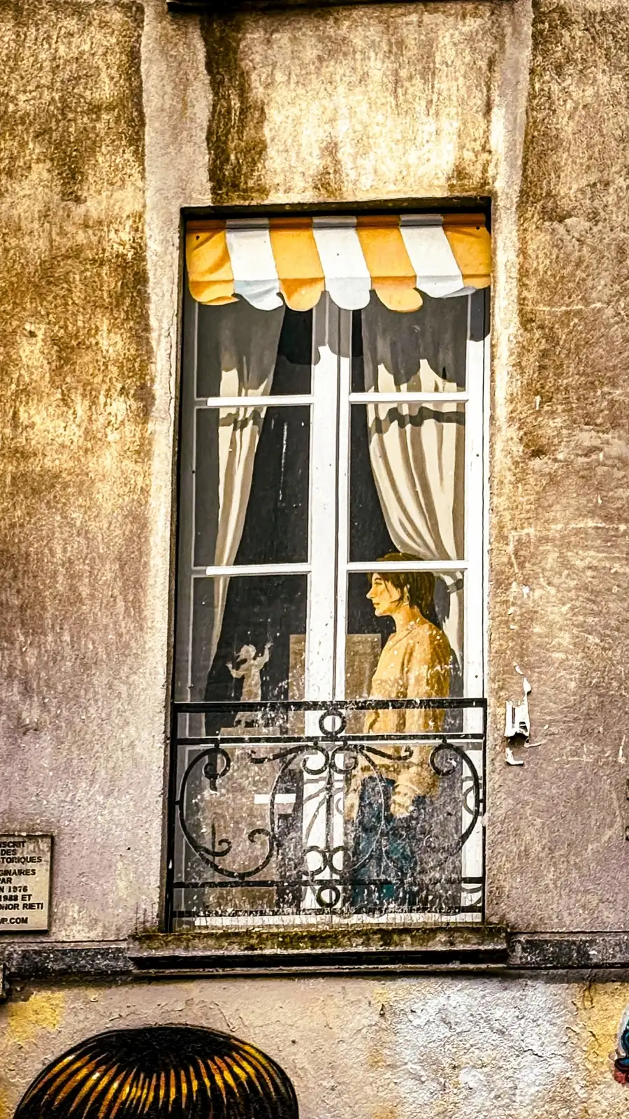 29 rue Quincampoix, Paris's Secret Fake Painted Windows - best hidden gems in paris - fausses facades paris chatelet beaubourg centre georges pompidou photos