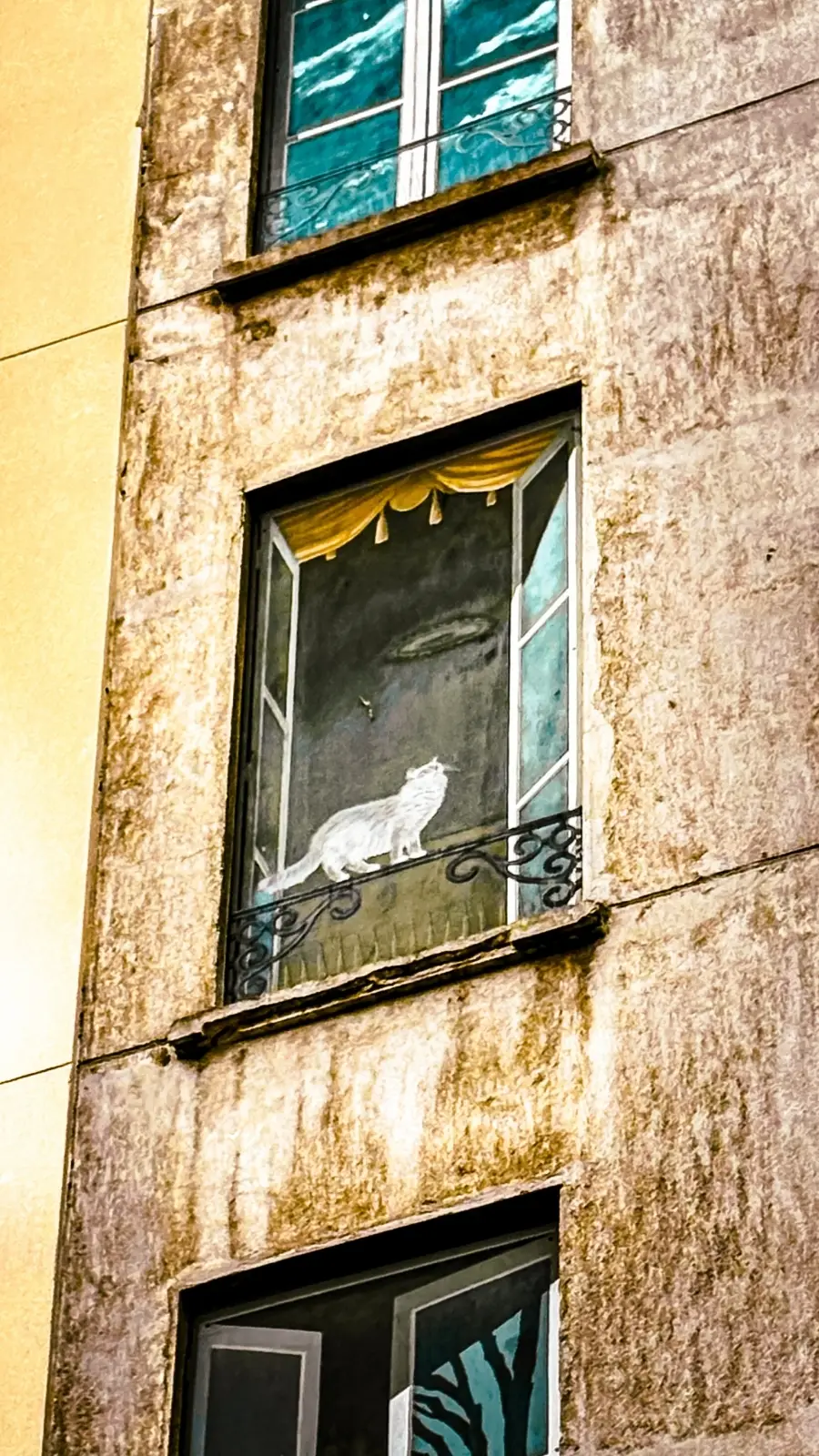 29 rue Quincampoix, Paris's Secret Fake Painted Windows - best hidden gems in paris - fausses facades paris chatelet beaubourg centre georges pompidou photos