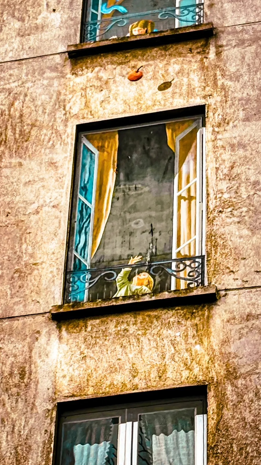 29 rue Quincampoix, Paris's Secret Fake Painted Windows - best hidden gems in paris - fausses facades paris chatelet beaubourg centre georges pompidou photos