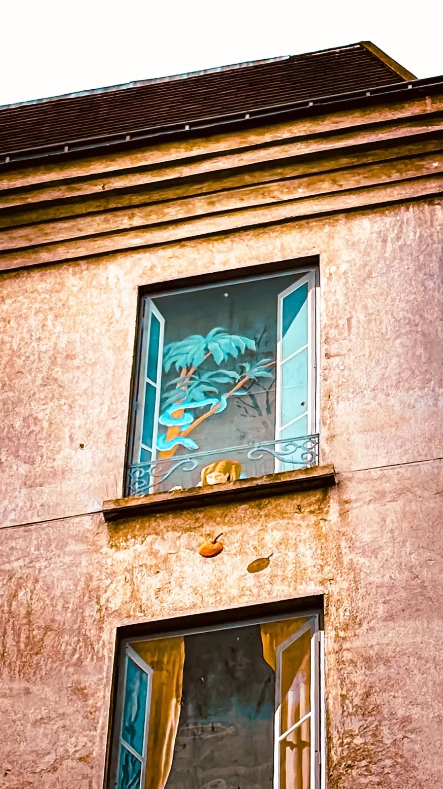 29 rue Quincampoix, Paris's Secret Fake Painted Windows - best hidden gems in paris - fausses facades paris chatelet beaubourg centre georges pompidou photos