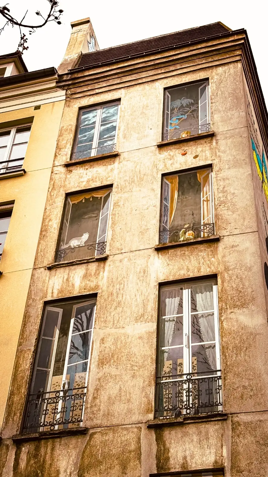 29 rue Quincampoix, Paris's Secret Fake Painted Windows - best hidden gems in paris - fausses facades paris chatelet beaubourg centre georges pompidou photos