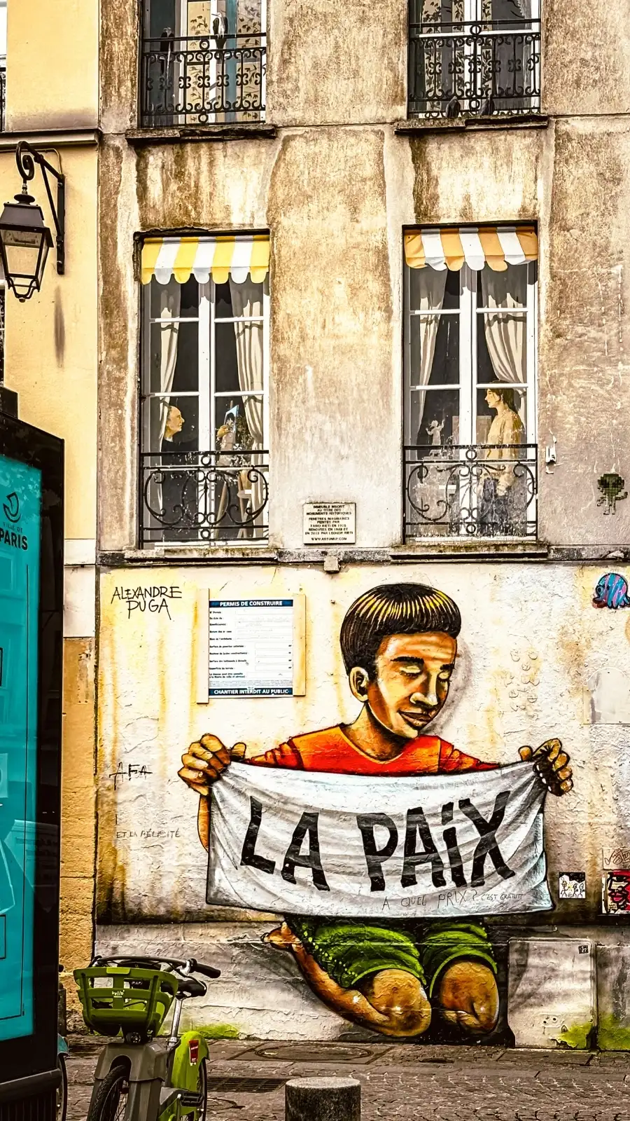 29 rue Quincampoix, Paris's Secret Fake Painted Windows - best hidden gems in paris - fausses facades paris chatelet beaubourg centre georges pompidou photos