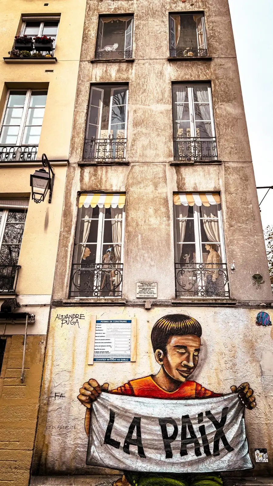 29 rue Quincampoix, Paris's Secret Fake Painted Windows - best hidden gems in paris - fausses facades paris chatelet beaubourg centre georges pompidou photos