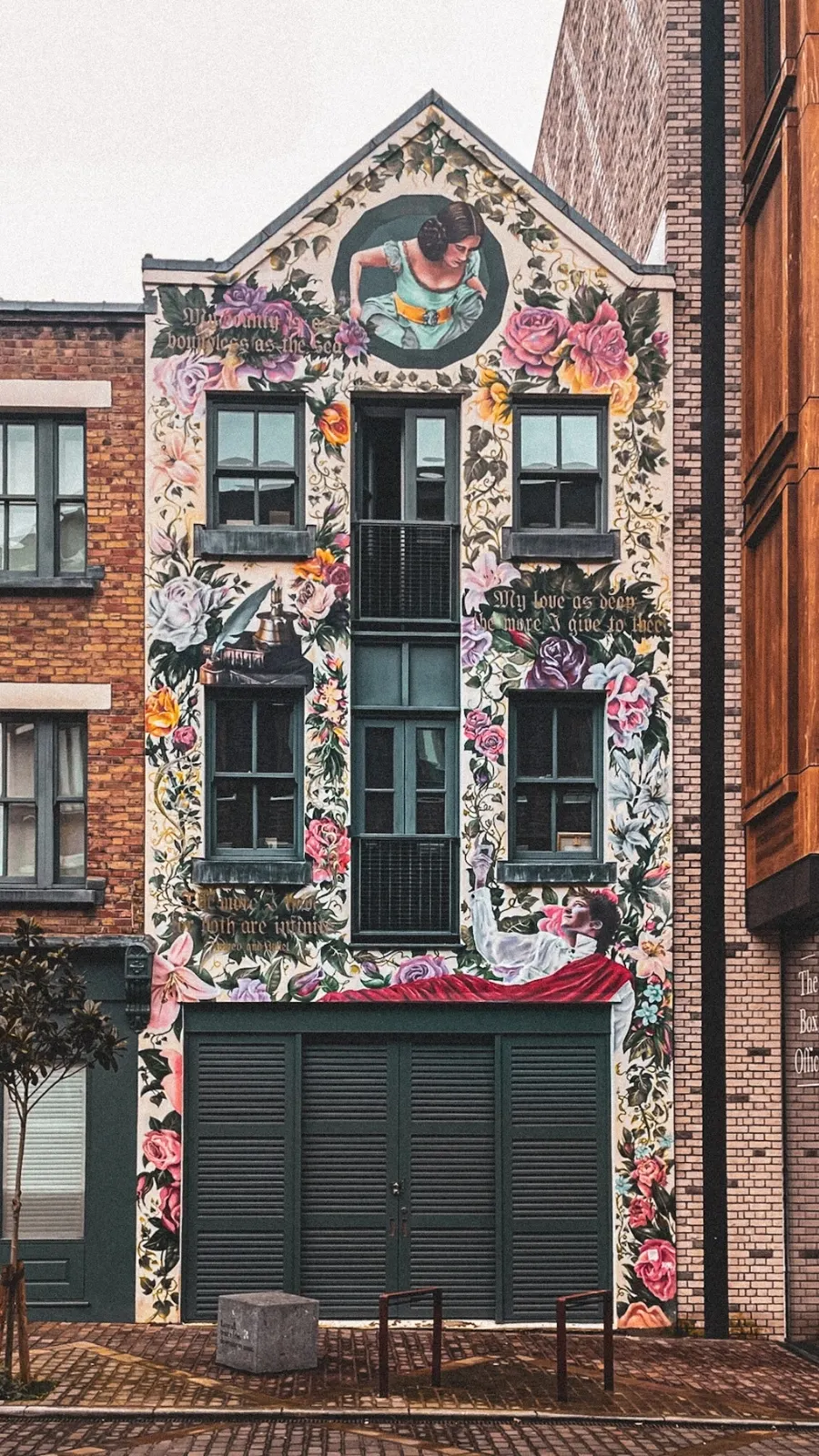 best street art in london romeo and juliet mural at new inn broadway shoreditch - shakespeare sites in london sculpture - best hidden gems in london literary locations travel guide 