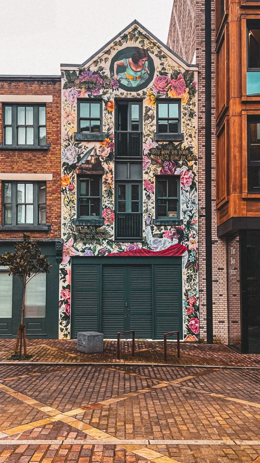 best street art in london romeo and juliet mural at new inn broadway shoreditch - shakespeare sites in london sculpture - best hidden gems in london literary locations travel guide 