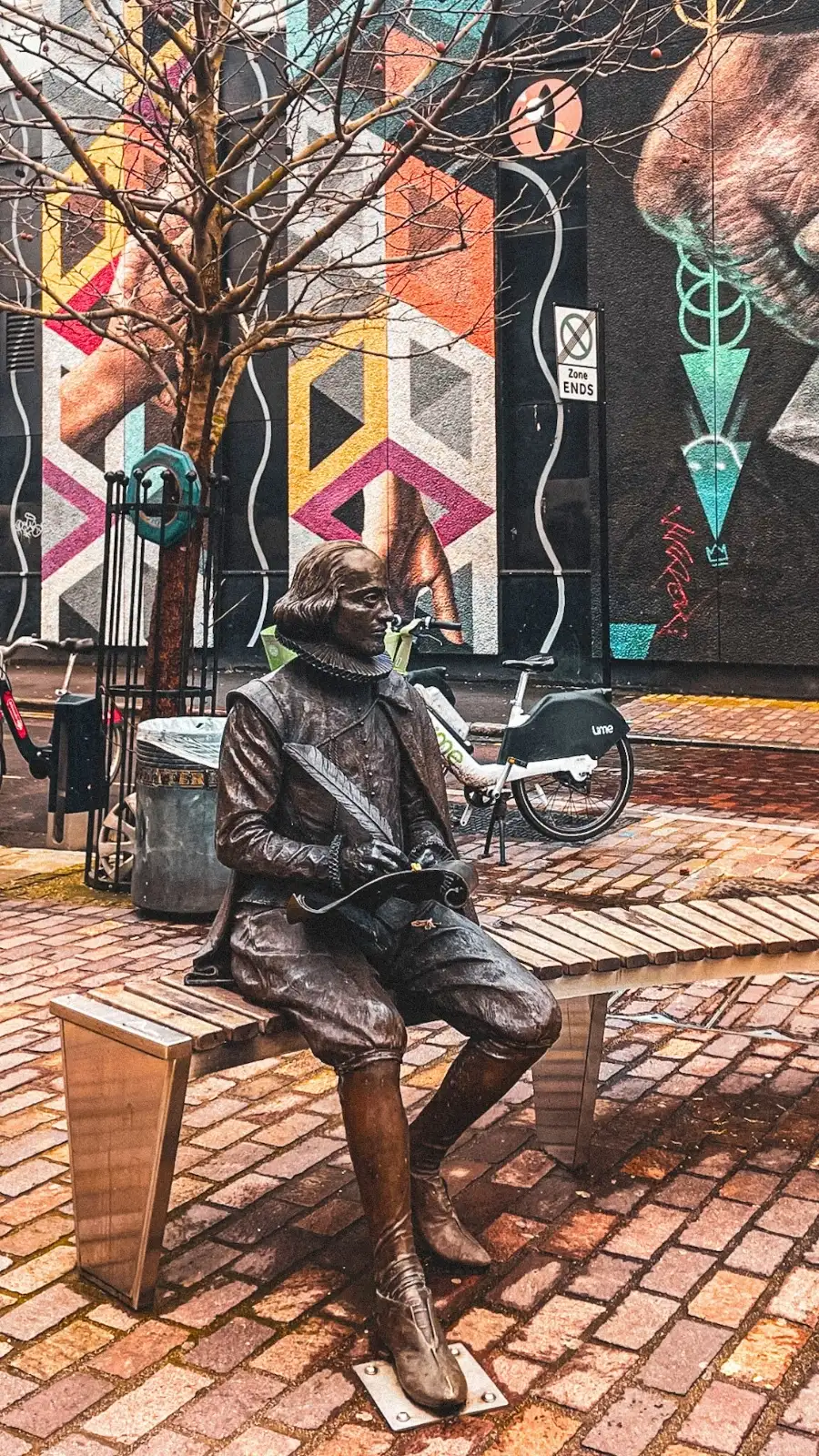best street art in london romeo and juliet mural at new inn broadway shoreditch - shakespeare sites in london sculpture - best hidden gems in london literary locations travel guide 