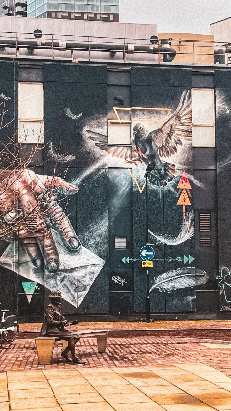 best street art in london romeo and juliet mural at new inn broadway shoreditch - shakespeare sites in london sculpture - best hidden gems in london literary locations travel guide 