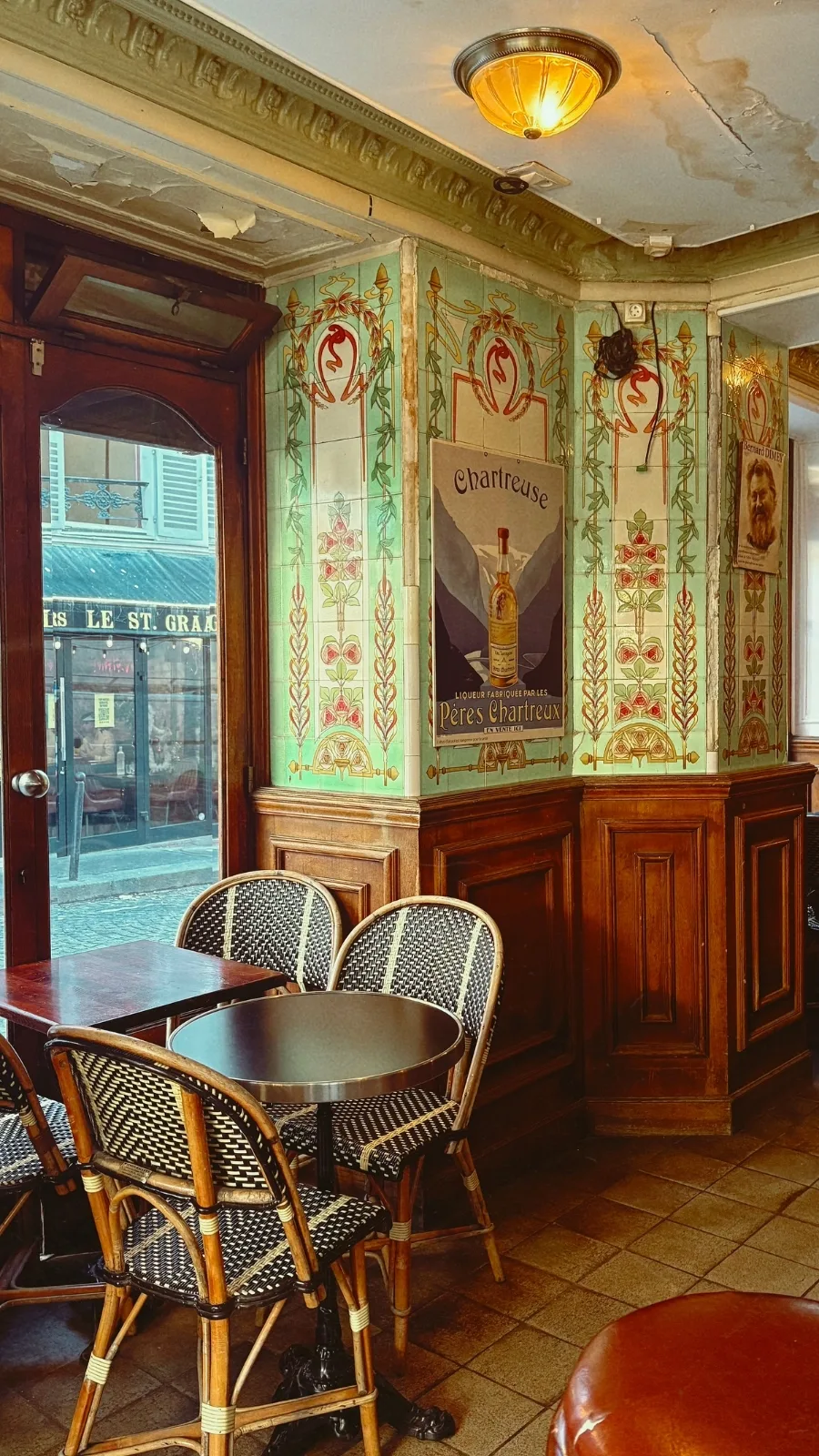 Art Nouveau in Paris: Lux Bar Montmartre