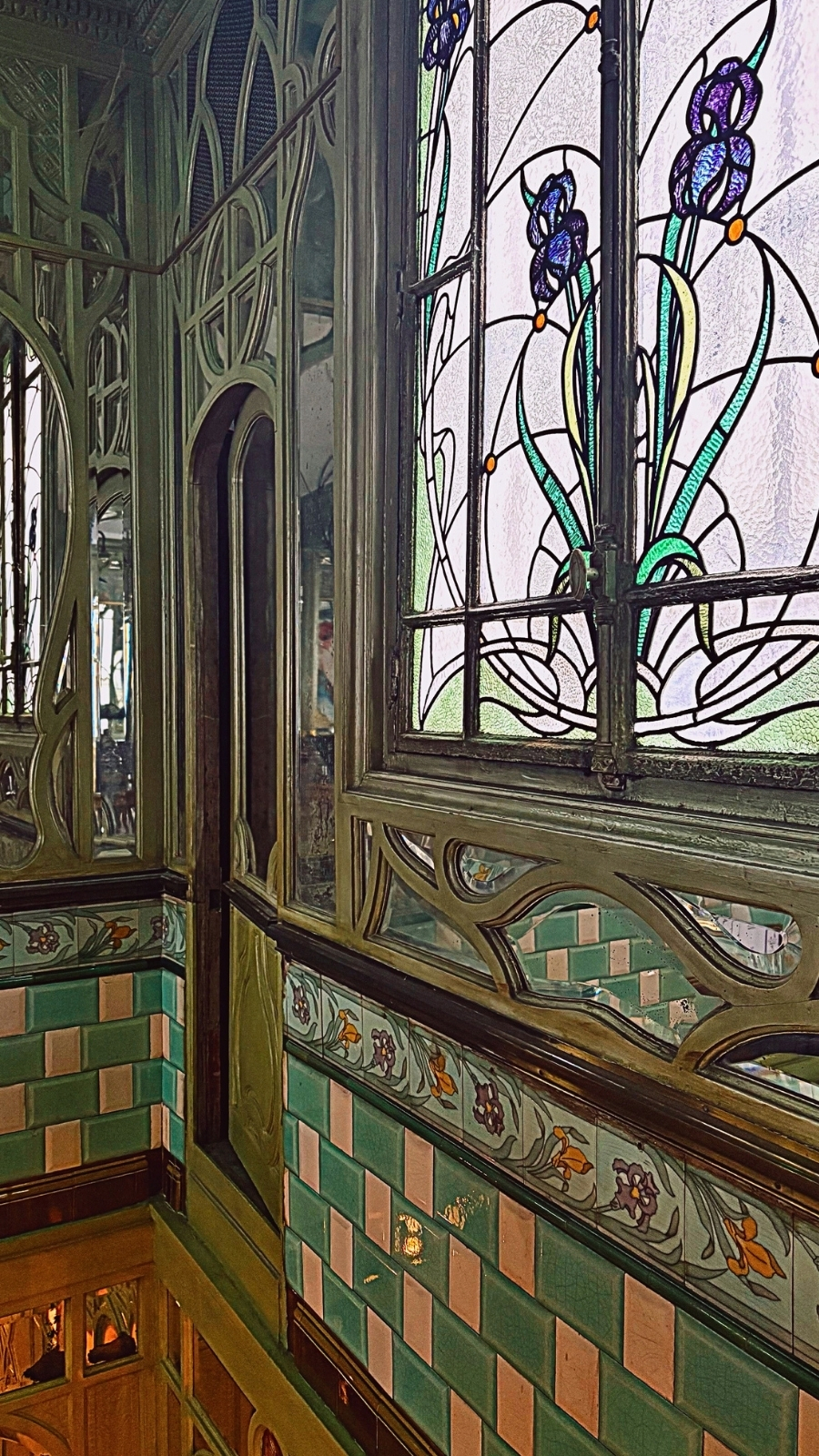 Bouillon Racine, Paris: An Art Nouveau Masterpiece - beautiful restaurants in paris for a date