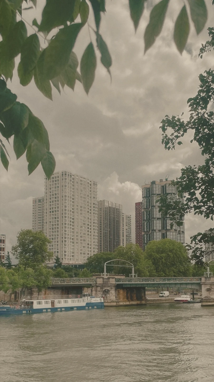 Best Free Views in Paris: &Icirc;le aux Cygnes with the Statue of Liberty