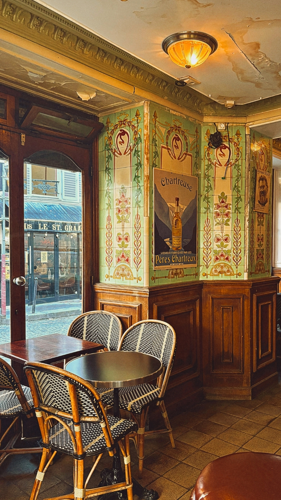 Belle Epoque in Paris: Lux Bar, Rue Lepic