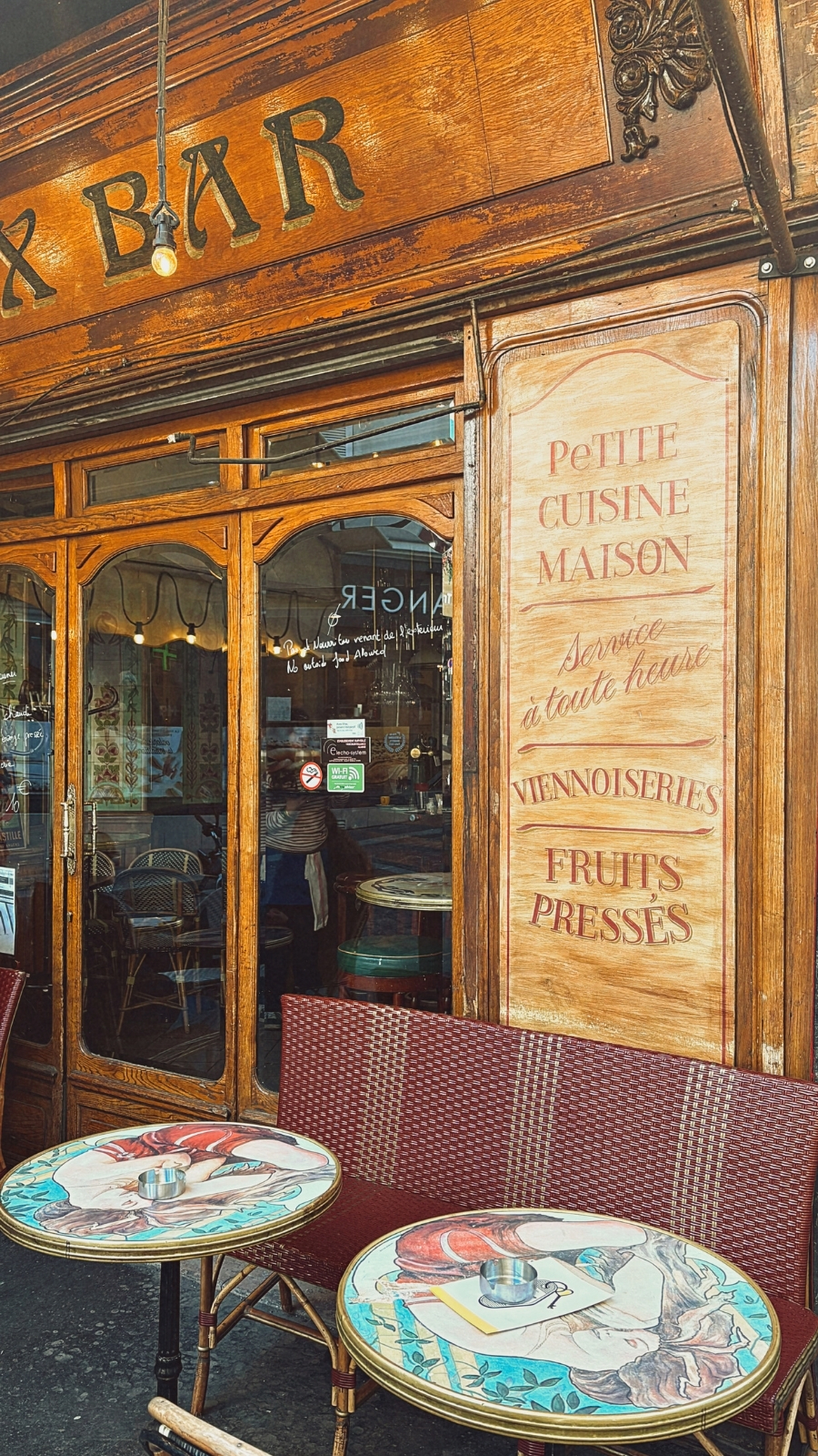 Belle Epoque in Paris: Lux Bar, Rue Lepic
