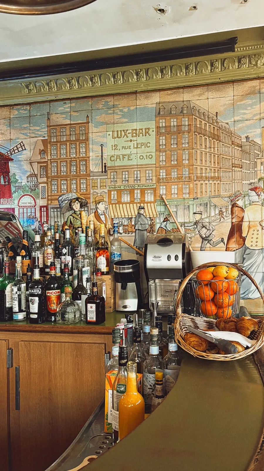 Belle Epoque in Paris: Lux Bar, Rue Lepic