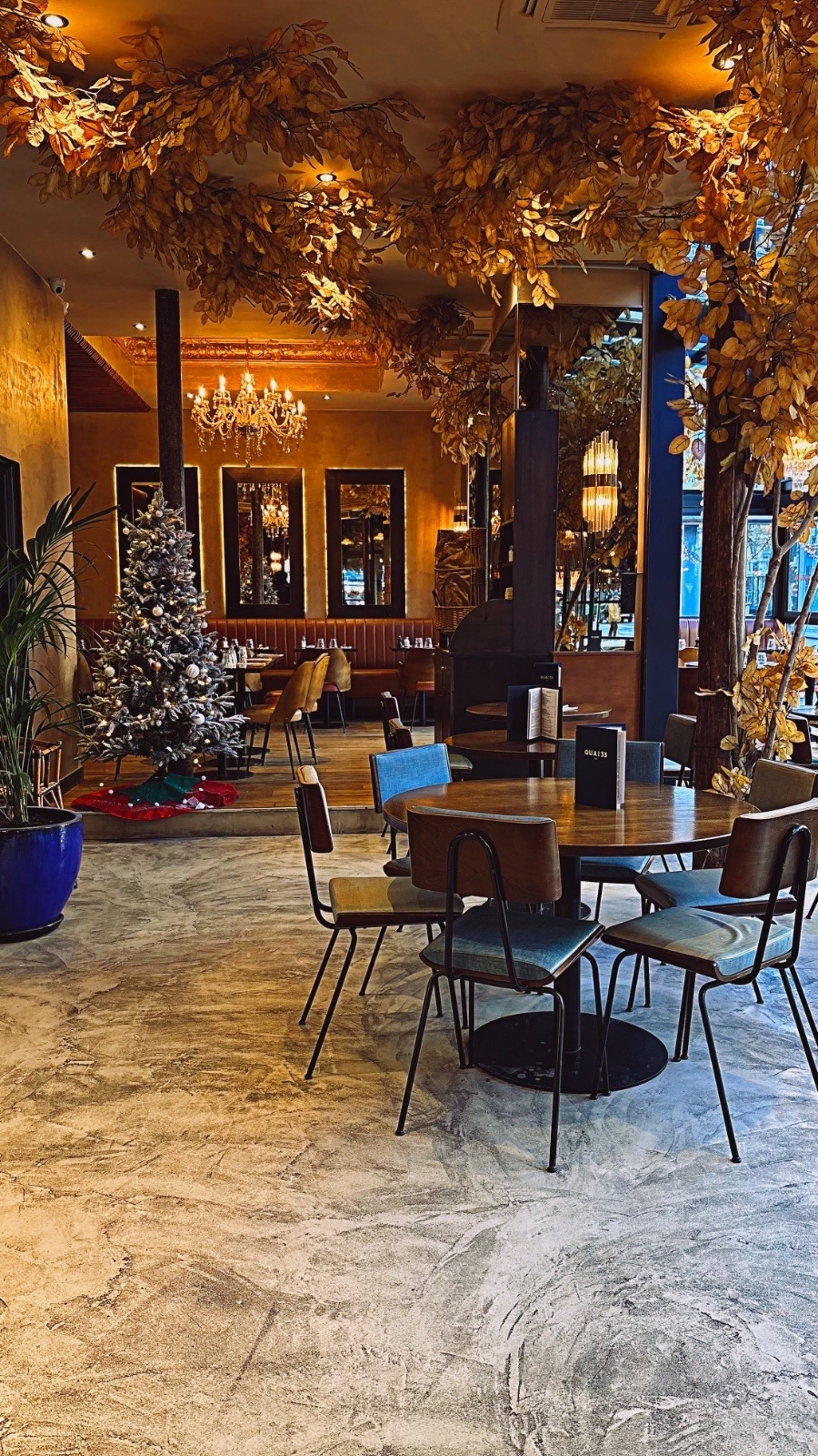 Visiting Cafe Quai 33, Paris and Its Historic Mosaic - old cafes in paris belle epoque restaurants - best brasseries in paris