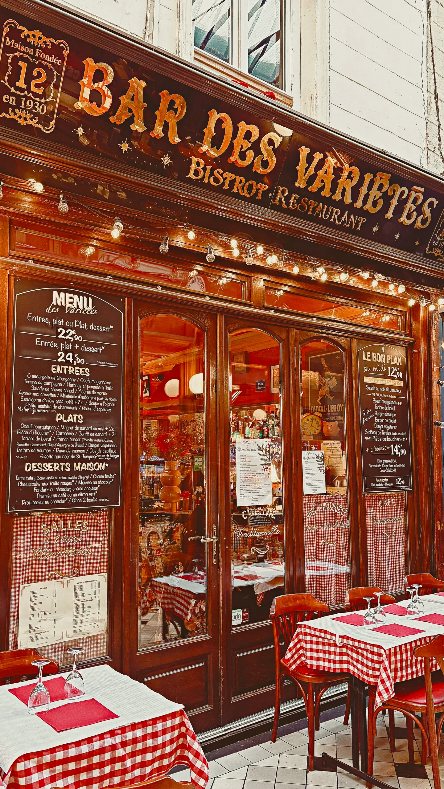 old places in paris passage des panoramas photos history - historical sites in paris travel guide hidden gems - free things to do in paris shopping guide bar des varietes