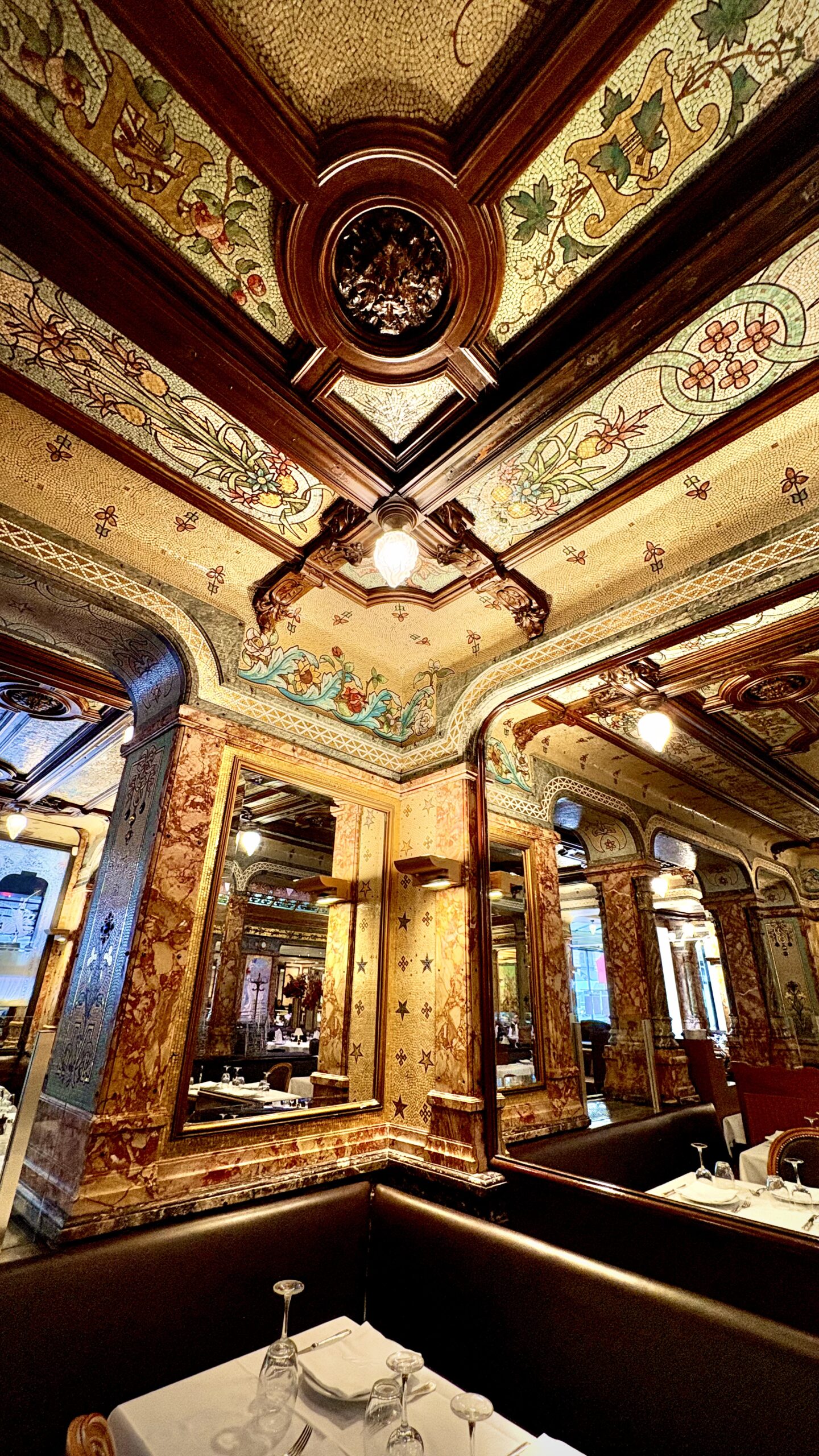 Beautiful Historical Sites in Paris: Brasserie Mollard, Rue Saint-Lazare